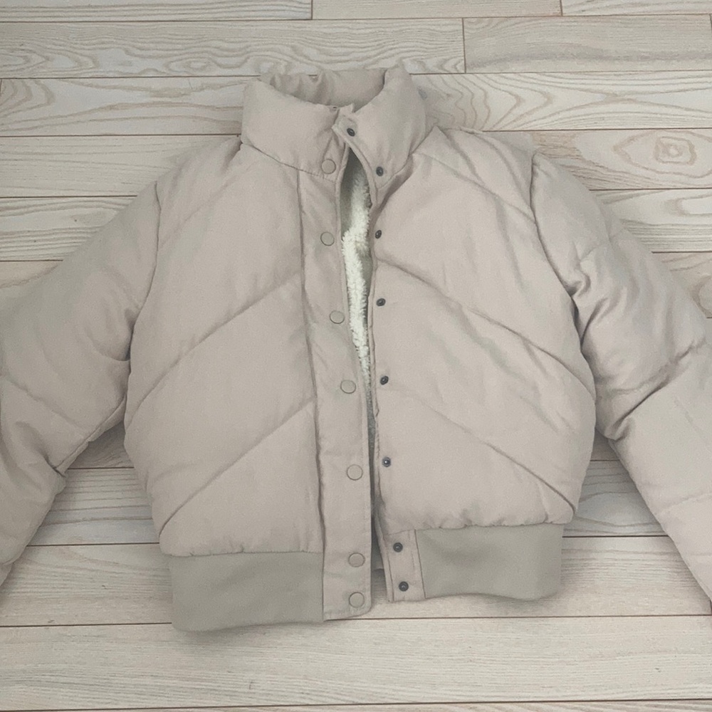 Super soft and stylish cropped puffer size medium